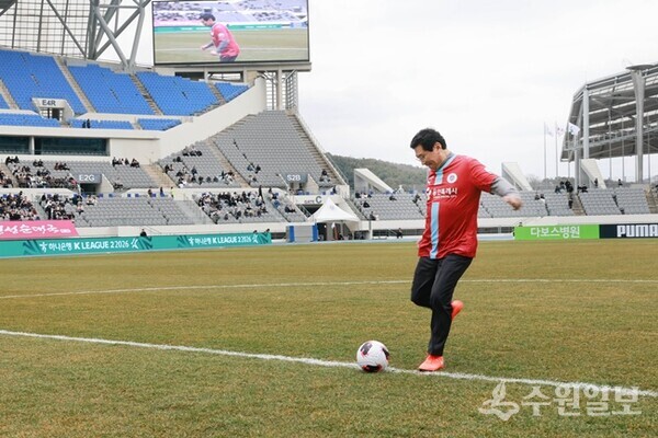 이상일 용인특례시장이 1일 미르스타디움에서 열린 하나은행 K리그2 홈 개막전에서 시축을 하고 있다. (사진=용인시)