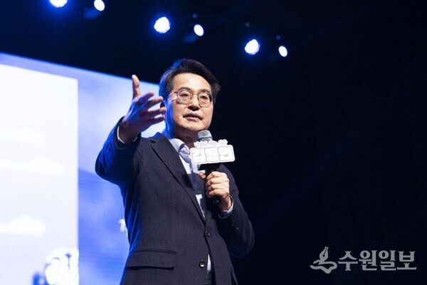 김동연지사가가 북 콘서트에서 인사말을 하고 있다'(사진=출판기념회 주최측 제공)