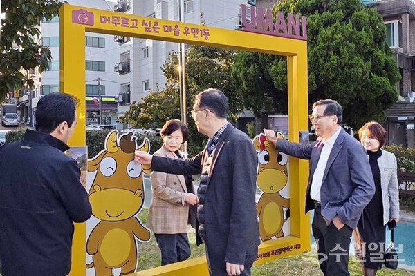 수원시 팔달구 우만1동 주민들이 우리동네 자치계획을 수립하기 위해 현장 조사를 진행하고 있다.(사진=수원시)