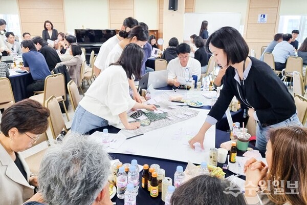 수원시 팔달구 고등동 주민들이 우리동네 자치계획 수립을 위한 워크숍에 참여하고 있다.(사진=수원시)