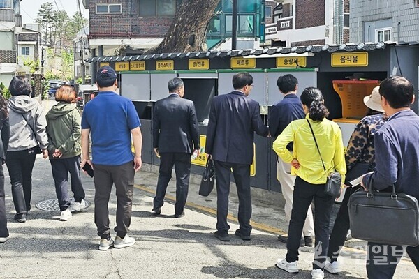 수원시 팔달구 지동 주민과 전문가 멘토들이 마을 발전 계획을 수립하기 위해 함께 현장을 둘러보고 있다.(사진=수원시)