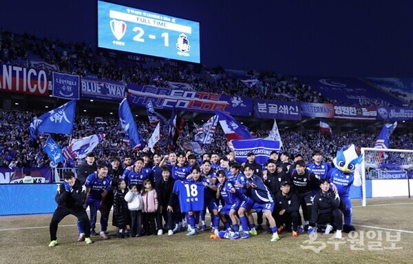 28일 수원월드컵경기장에서 열린 하나은행 K리그2 2026 1라운드 개막전에서 서울이랜드FC를 2-1로 이긴 후 기뻐하는 수원삼성블루윙즈 선수들.(사진=한국프로축구연맹)