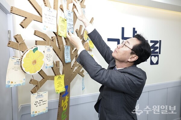 정명근 화성특례시장이 그냥드림 내부 '희망나무'에 작성한 쪽지를 달고 있다. (사진=화성시)