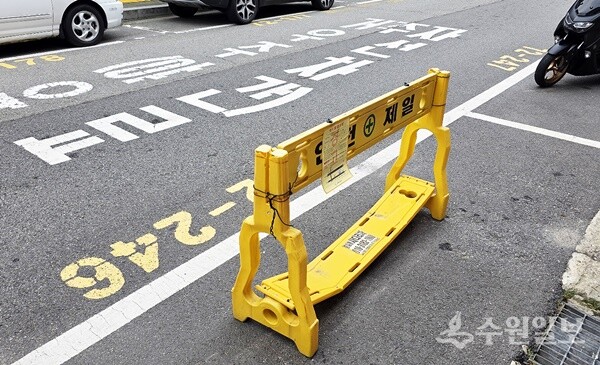 수원도시공사가 오는 9일부터 13일까지 4개구 11개 동에 대한 거주자우선주차구역 불법 적치물 단속에 나선다. 사진은 거주자우선주차구역 내 불법 적치물 모습. (사진=수원도시공사)