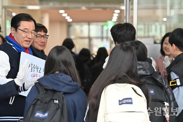 이현재 하남시장(왼쪽)이 신설된 한홀중학교 입구에서 등교하는 신입생들에게 환한 미소와 함께 축하 인사를 건네고 있다. (사진=하남시)