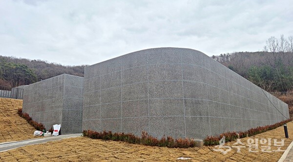 새롭게 설치된 함백산추모공원 봉안담. (사진=화성도시공사)