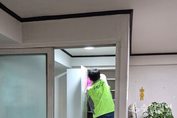 구리도시공사가 지역 내 경로당을 방문해 환경정비 봉사활동을 벌이고 있다. (사진=구리도시공사)