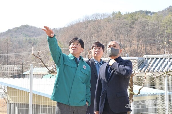 김광덕 여주시 부시장(왼쪽)이 현안사업 등을 점검하고 있다. (사진=여주시)