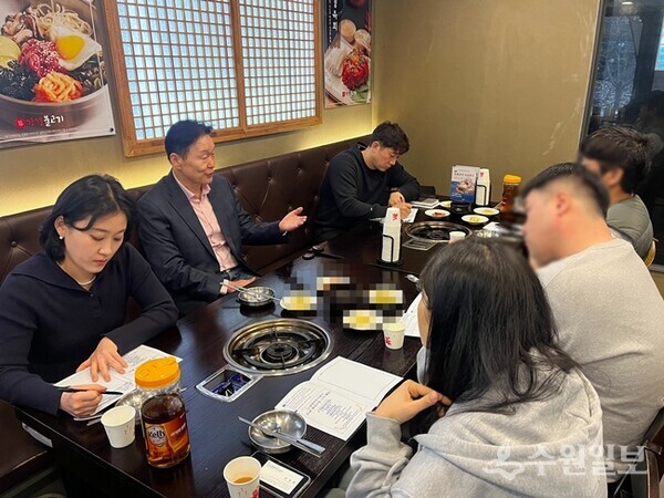 이계문 남양주도시공사 사장(왼쪽 두번째)이 화도·와부체육문화센터에서 위원들과 간담회를 갖고 있다. (사진=남양주도시공사)