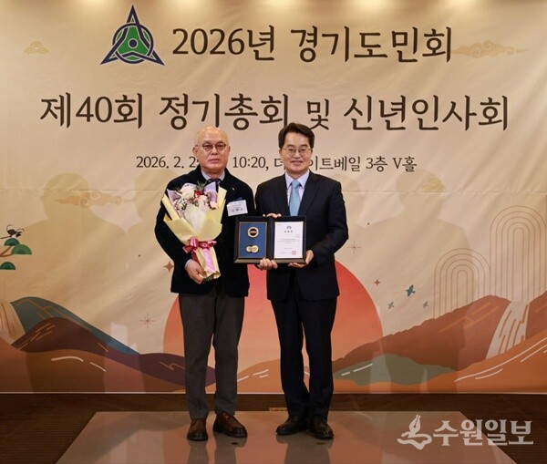 신왕수 케이지랩 회장(왼쪽)이 김동연 경기도지사로부터 표창을 받은 뒤 기념촬영을 하고 있다. (사진=케이지랩 홍보실)