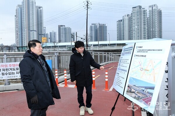 백경현 구리시장(왼쪽)이 관계자로부터 갈매천 자전거도로 연결 교량에 대한 보고를 받고 있다. (사진=구리시)