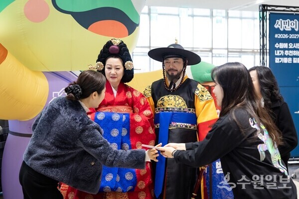 ‘2026-2027 수원 방문의 해 선포식’ 행사장에서 정조대왕과 혜경궁홍씨 역할을 맡은 시민들과 인사를 나누고 있다.(사진=수원시)