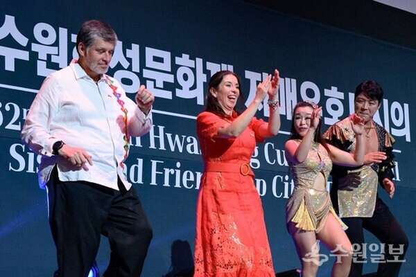 지난해 수원화성문화제 프로그램 중 하나로 자매우호도시의 날 행사가 열려 외국인들이 함께 축제를 즐기고 있다.(사진=수원시)