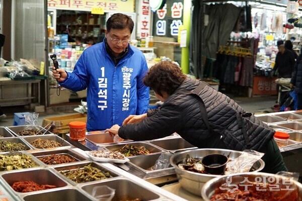 김석구 예비후보가 경안 5일장에서 장을 보며 지역물가를 점검하고 있다. (사진=김석구 예비후보 캠프)