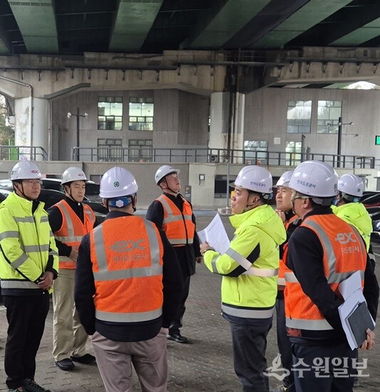 한국도로공사 서울경기본부 관계자들이 해빙기 구조물 하부 집중 안전 점검을 벌이고 있다. (사진=한국도로공사 서울경기본부)