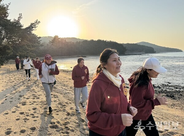 12개국 25명 다문화 어머니로 구성된 '포위드투 글로벌 마더스' 농구단이 전지훈련을 하고 있다. (사진=한국농구발전연구소)