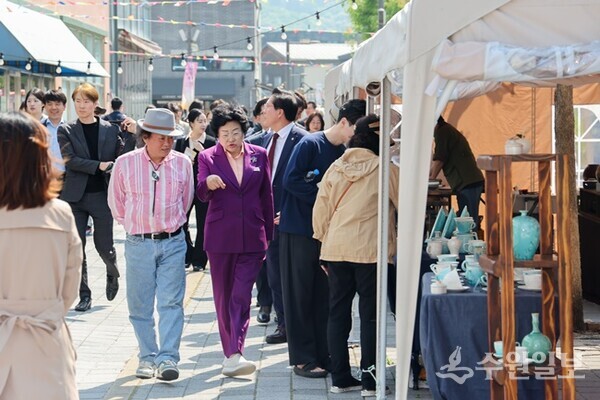 김경희 이천도자기축제추진위원회 위원장(이천시장, 보라색옷)이 지난해 이천도자기축제 현장을 둘러보고 있다. (사진=이천시)