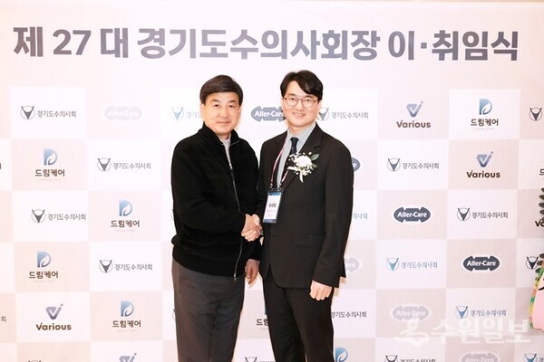 방세환 광주시장(왼쪽)과 손성일 경기도 수의사회장과 나란히 기념촬영을 하고 있다. (사진=광주시)