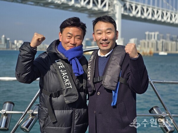 이원호 더불어민주당 남양주시장 예비후보(왼쪽)와 김용민 국회의원이 파이팅을 외치고 있다. (사진=이원호 예비후보 캠프)