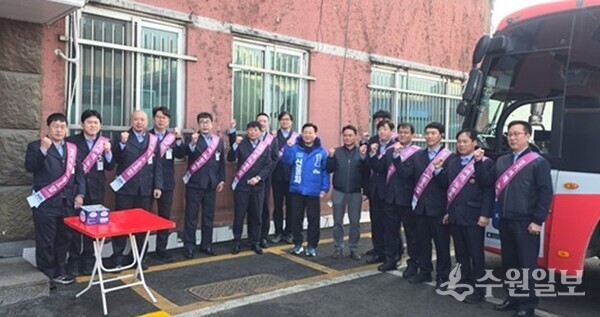 신동화 구리시장 예비후보(가운데)가 경기여객 구리영업소 노조임원들과 간담회를 가진 뒤 기념촬영을 하고 있다. (사진=신동화 구리시장 예비후보)