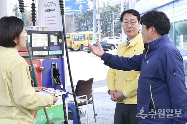 정명근 화성특례시장이 13일 오전 병점구 소재 주유소 대표에게 판매가 선정 과정에 대한 설명을 듣고 있다. (사진=화성시)