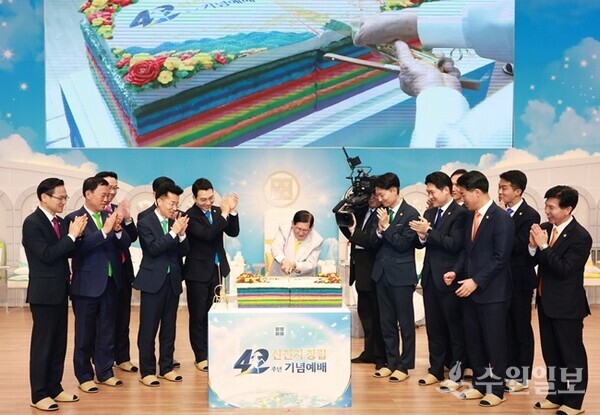 신천지 청주교회에서 신천지예수교회 창립 42주년 기념예배가 열린 가운데, 이만희 총회장과 12지파장이 함께 떡케이크 커팅식을 하고 있다. (사진=신천지예수교회)
