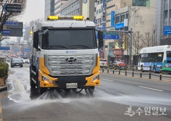 안양시가 살수차를 이용, 도로 위 비산먼지 제거작업을 하고 있다. (사진=안양시)