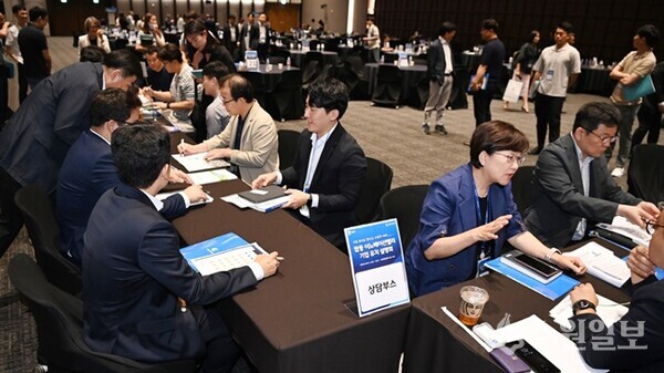 지난 2023년 7월 ‘탑동 이노베이션밸리 기업 유치 설명회’에 참가한 첨단 기업 관계자들이 상담을 하고 있다.(사진=수원시)