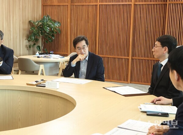김동연 경기도지사가 민생과 에너지분야 추경을 위한 긴급 전략회의를 주재하고 있다. (사진=경기도)