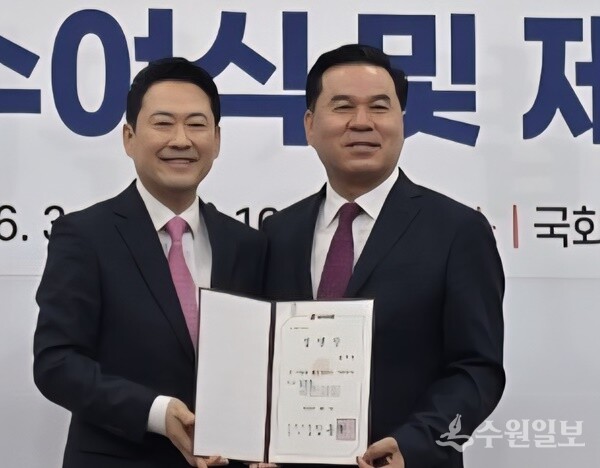장동혁 국민의힘 당 대표(왼쪽)가 김구영 경기도당 수석대변인에게 국민의힘 재정위원회 부위원장 임명장을 수여한 뒤 기념촬영을 하고 있다. (사진=김구영 경기도당 수석대변인)