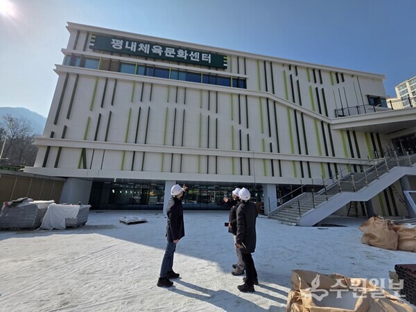 이계문 남양주도시공사 사장(왼쪽)이 평내체육문화센터 현장을 방문, 최종 공정 상황을 점검하고 있다. (사진=남양주도시공사)