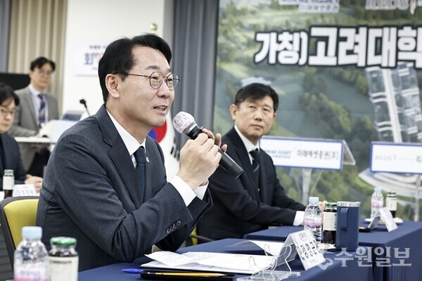 정명근 화성특례시장이 동탄구청 대회의실에서 열린 ‘(가칭)고려대학교 동탄병원 건립 업무협약식’에서 사업 추진 방향에 대해 발언하고 있다. (사진=화성시)