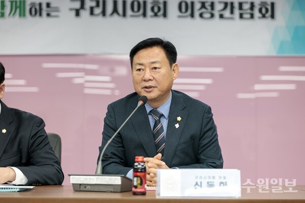 신동화 구리시의회 의장이 ‘재난 피해주택 신축 지원을 위한 업무협약’을 체결한 것에 대해 환영의 뜻을 표하고 있다. (사진=구리시의회)