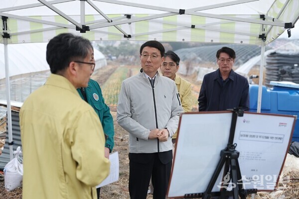김성중 경기도 행정1부지사(가운데)가 18일 용인시에 위치한 불법 휴경지를 방문해 농지 이용실태를 확인하고 있다. (사진=경기도)