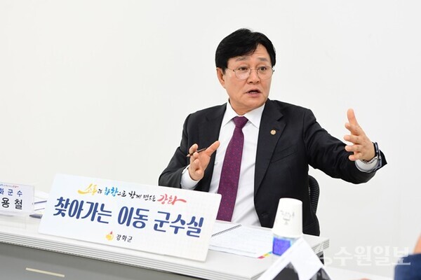 강화군이 초지대교 일원 상습 교통정체 개선을 본격 추진한다. 사진은 박용철 군수가 길상면에서 이동군수실을 운영하면서 관련 민원에 대해 설명하고 있는 모습. (사진=강화군)