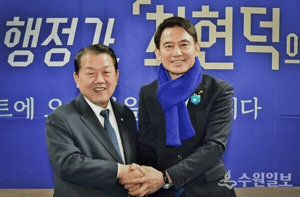 더불어민주당 김병주 전 최고위원(왼쪽)이 최현덕 예비후보와 기념촬영을 하고 있다. (사진=최현덕 남양주시장 예비후보 캠프)