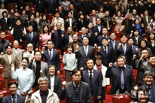 ‘제26회 화성특례시민의 날’ 기념식에 참석한 시민과 내빈들이 화성특례시의 도약을 응원하며 손을 들어 화이팅 퍼포먼스를 하고 있다. (사진=화성시)