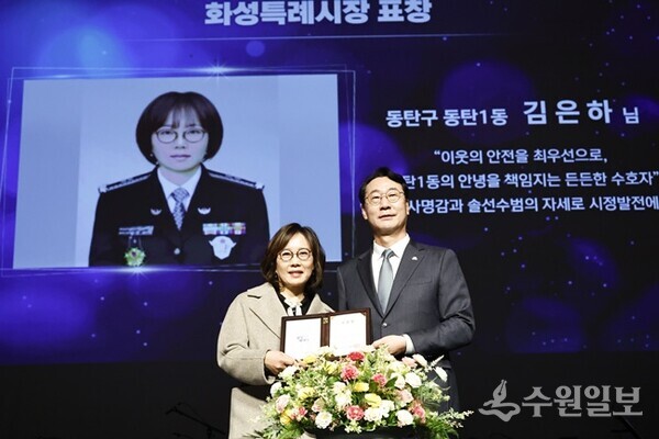 정명근 화성특례시장이 ‘제26회 화성특례시민의 날’ 기념식에서 시민 유공자에게 표창장을 수여한 뒤 기념촬영을 하고 있다. (사진=화성시)