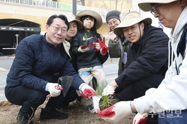 정명근 화성특례시장(왼쪽)이 21일 동탄여울공원에서 화성특별정원 조성에 참여하며 기념 촬영을 하고 있다. (사진=화성시)