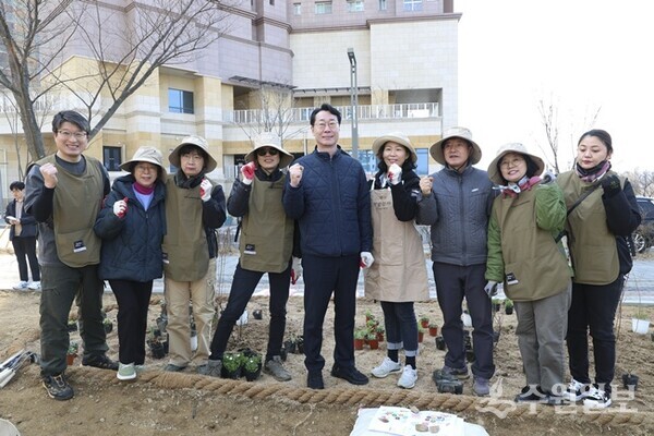 정명근 화성특례시장(가운데)이 21일 동탄여울공원에서 특별정원 조성을 기념하고 있다. (사진=화성시)