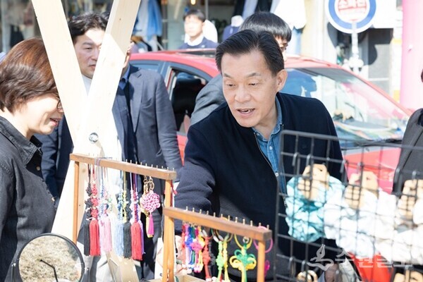 이재준 시장이 행사장을 둘러보고 있다. (사진=수원시)