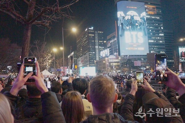 BTS 공연이 시작되자 열광하는 관객들. (사진=김우영)