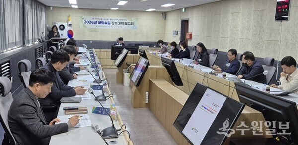 김광덕 부시장(정면)이 '2026년 세외수입 징수대책 1차 보고회'를 주재하고 있다. (사진=여주시)