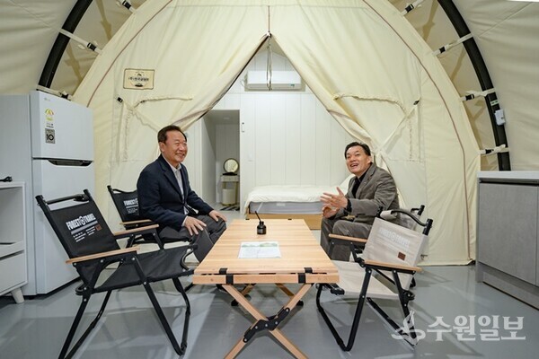 지난해 10월 청량산 수원캠핑장 개장식에 참석한 이재준 수원특례시장(오른쪽)과 박현국 봉화군수가 웃으며 대화를 나누고 있다.(사진=수원시)