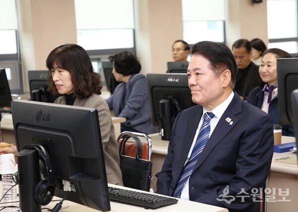 최대호 안양시장(오른쪽)이 직원들과 함께 인공지능(AI) 기반의 행정업무 프로세스를 학습하고 있다. (사진=안양시)