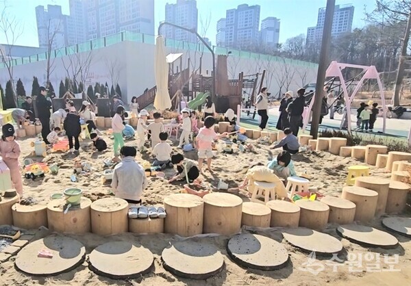 과천지식정보타운 근린공원4에 조성된 어린이를 위한 놀이시설. (사진=과천시)