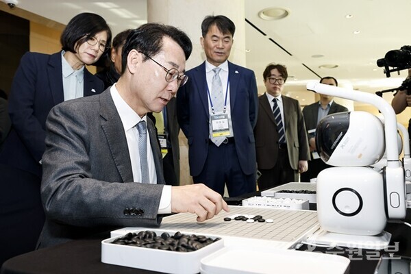 정명근 화성특례시장이 AI 체험부스에서 AI 로봇과 오목을 두고 있다. (사진=화성시)