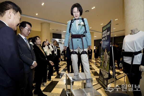 추미애 전 국회 법사위원장이 웨어러블 로봇을 체험하고 있다. (사진=화성시)