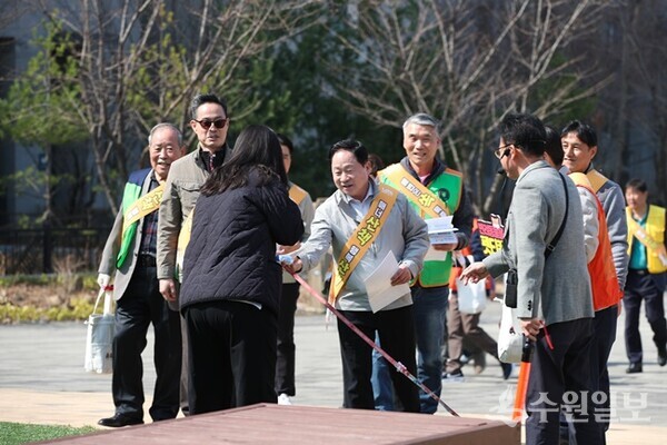 주광덕 남양주시장(정면)이 관내 시민들과 함께 ‘2026 새봄맞이 쓰담데이 및 펫티켓 캠페인’을 벌이고 있다. (사진=남양주시)