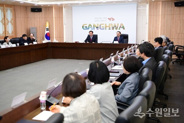 강화군이 25일 ‘국립강화고려박물관 유치 추진위원회’를 구성하고 첫 회의를 갖고 있다. (사진=강화군)